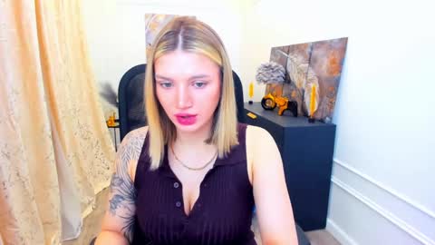 selenaemoore online show from 27, 5, 2026