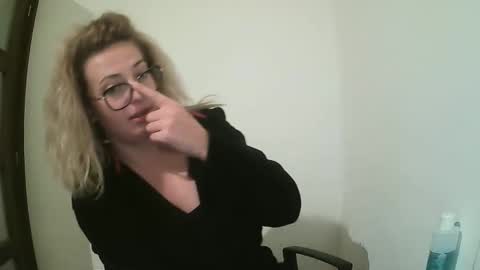Snapshot of selenna_emma843468 chatting on 27, 9, 2025 Selenna online show from 27, 9, 2025