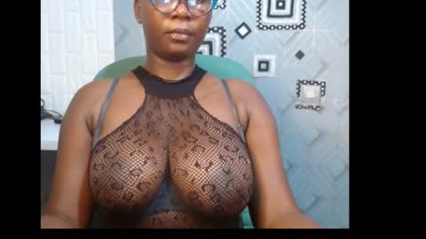 Snapshot of sexy_pearl12 chatting on 10, 1, 2025 zoe online show from 10, 1, 2025