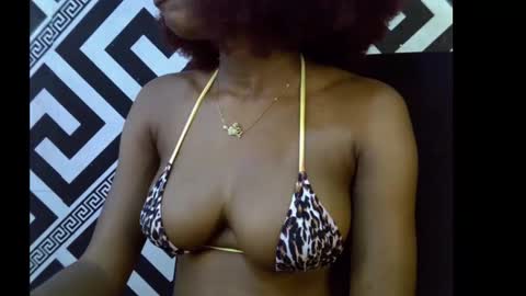 Snapshot of sezy_petite chatting on 10, 10, 2025 Wealth online show from 10, 10, 2025