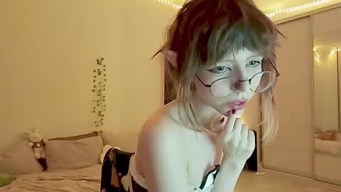 Snapshot of shushencii chatting on 10, 9, 2025 Aria online show from 10, 9, 2025