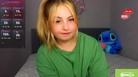 Snapshot of shy_blondiee chatting on 5, 12, 2024 Molly online show from 5, 12, 2024
