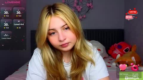 Snapshot of shy_blondiee chatting on 10, 12, 2024 Molly online show from 10, 12, 2024