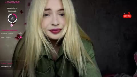 Snapshot of shy_blondiee chatting on 8, 9, 2025 Molly online show from 8, 9, 2025