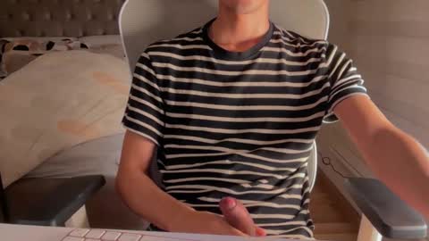 Snapshot of shydude666 chatting on 28, 9, 2025 shydude666 online show from 28, 9, 2025