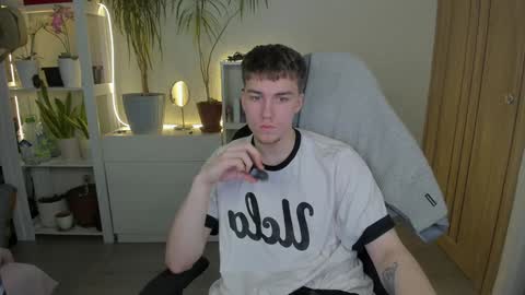 Snapshot of slippery_baby chatting on 23, 1, 2025 Mila online show from 23, 1, 2025