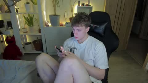 Snapshot of slippery_baby chatting on 10, 2, 2025 Mila online show from 10, 2, 2025