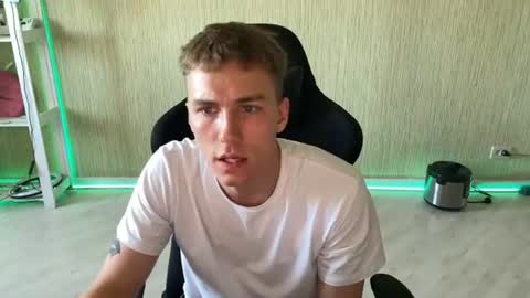 Snapshot of slippery_baby chatting on 18, 6, 2026 Mila online show from 18, 6, 2026