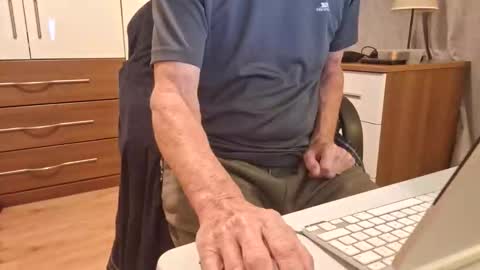 Snapshot of snooty05 chatting on 7, 10, 2025 Snooty online show from 7, 10, 2025