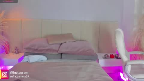 Snapshot of sofia_pamela chatting on 8, 11, 2025 SOFIA PAMELA online show from 8, 11, 2025