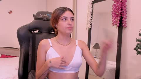 Snapshot of sofiarouge_ chatting on 11, 12, 2024 Sofia Help me reach 5K followers online show from 11, 12, 2024