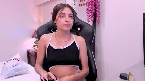 Snapshot of sofiarouge_ chatting on 28, 12, 2024 Sofia Help me reach 5K followers online show from 28, 12, 2024