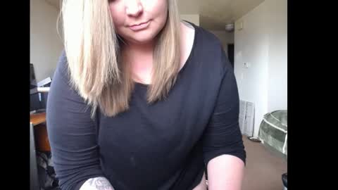 Snapshot of softerpeaches chatting on 7, 3, 2025 Rose online show from 7, 3, 2025