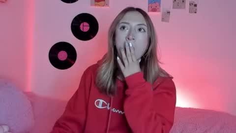 Snapshot of sophie_collins13 chatting on 19, 10, 2025 Sophie online show from 19, 10, 2025