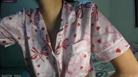 Snapshot of sophie_moo chatting on 12, 11, 2025 Sophie online show from 12, 11, 2025