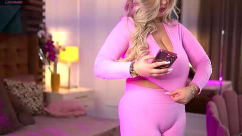 Snapshot of sophieboobsx chatting on 28, 2, 2025 Sophie online show from 28, 2, 2025