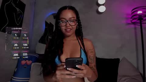 Snapshot of sophiierobertss_ chatting on 21, 11, 2025 Dani online show from 21, 11, 2025