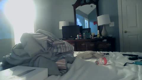 Snapshot of spacecase843 chatting on 12, 2, 2025 TrndSettrz online show from 12, 2, 2025