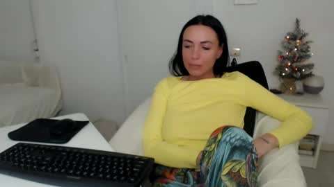 Snapshot of spicemint chatting on 22, 12, 2024 Carla online show from 22, 12, 2024