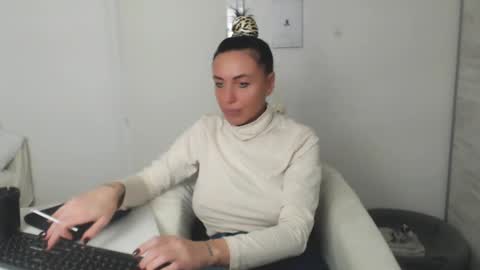 Snapshot of spicemint chatting on 4, 3, 2025 Carla online show from 4, 3, 2025