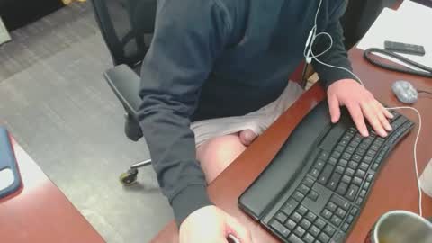 Snapshot of squirrelly82 chatting on 27, 2, 2025 make me cum c2c talk to me online show from 27, 2, 2025