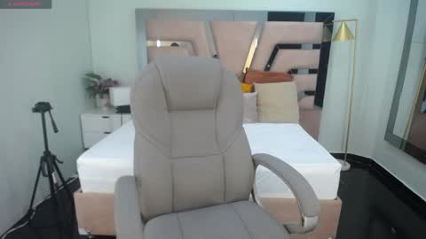 Snapshot of sr_smith_1 chatting on 13, 4, 2026 sr_smith_1 online show from 13, 4, 2026