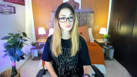 Stacy Woods online show from 5, 3, 2026