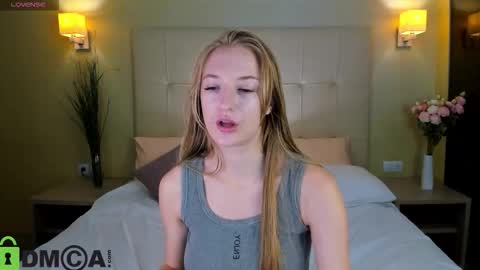 Snapshot of stacy_riiver chatting on 15, 9, 2025 Stacy Mon Tue Wed Thu Fri Sun GMT GMT 3 1000am - 0400pm  online show from 15, 9, 2025