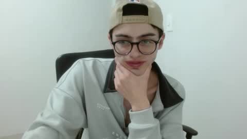 Snapshot of stiv_grant chatting on 6, 5, 2026 stiv_grant online show from 6, 5, 2026