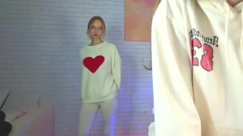 Snapshot of strawberryglow chatting on 14, 11, 2025 Alice and Violetta online show from 14, 11, 2025