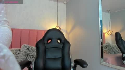 Snapshot of sunnycyrus chatting on 2, 10, 2025 S U N N Y online show from 2, 10, 2025