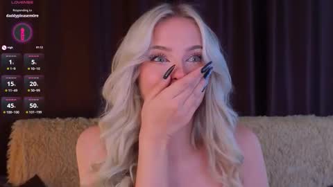 Snapshot of sunshinegirlx chatting on 16, 11, 2025 Alice online show from 16, 11, 2025