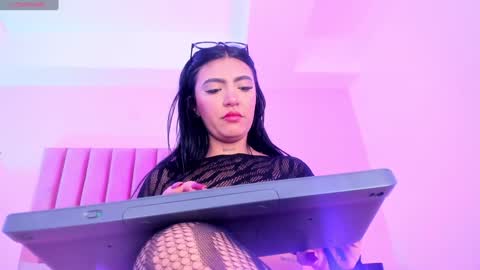 Sussan Nicole  online show from 31, 1, 2025