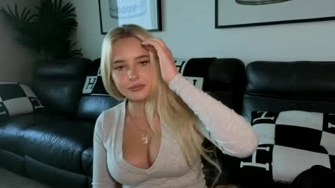 Snapshot of sweetlikedolly chatting on 23, 6, 2026 Dolly online show from 23, 6, 2026