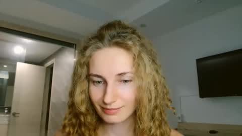 sweety_fruits online show from 6, 1, 2026