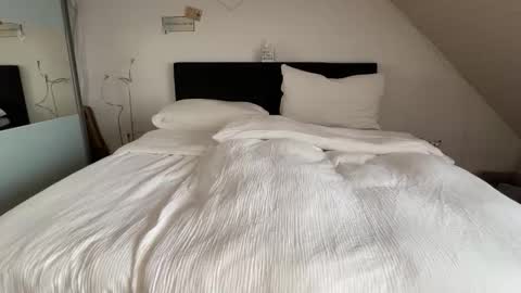 Snapshot of swizzmen1984 chatting on 8, 10, 2025 Luca and Kira online show from 8, 10, 2025