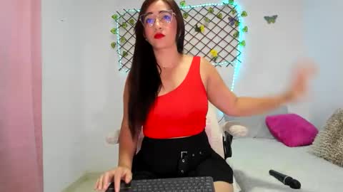 Snapshot of tamidesire chatting on 12, 10, 2025 TamiDesire online show from 12, 10, 2025