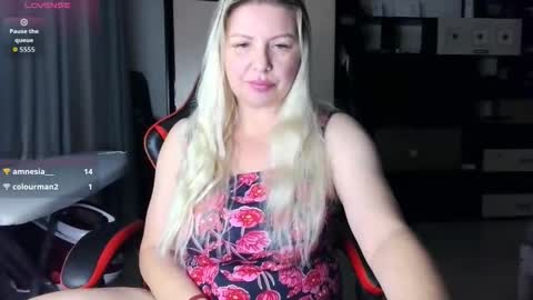 Snapshot of tasha__moon chatting on 15, 10, 2025 Tasha Moon online show from 15, 10, 2025