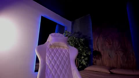 Taylor  Help me to get 100 thumbs up online show from 17, 2, 2025