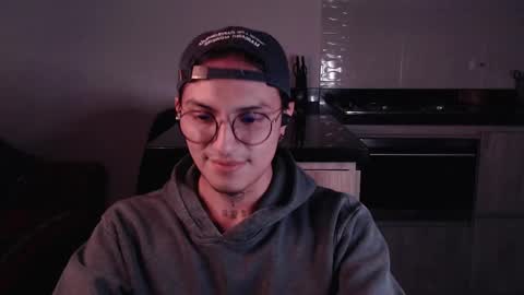 Teo independent model online show from 19, 2, 2025