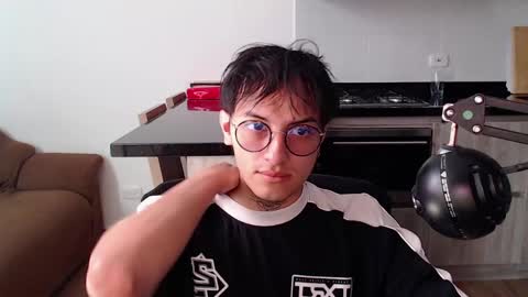 Teo independent model online show from 15, 4, 2026