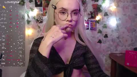 Snapshot of tessie_sun chatting on 17, 7, 2026 Tessy online show from 17, 7, 2026
