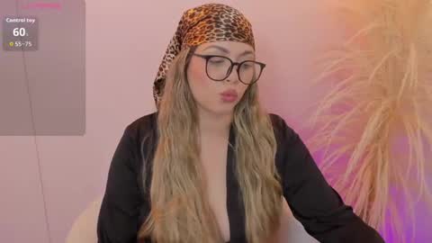 Snapshot of thaliafox_ chatting on 8, 5, 2026 Thalia online show from 8, 5, 2026