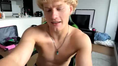 Snapshot of thatbl0ndeboyx chatting on 21, 12, 2025 liammlust online show from 21, 12, 2025