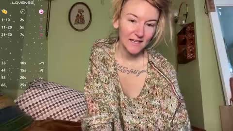 Snapshot of thefoxglovefairy chatting on 5, 1, 2025 Fae online show from 5, 1, 2025