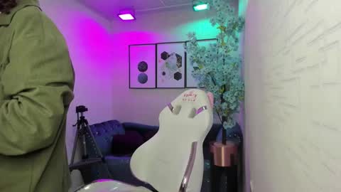 Theia  online show from 14, 3, 2026