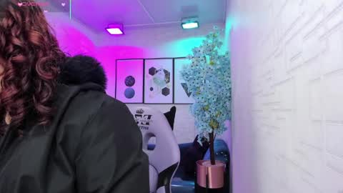 Theia  online show from 14, 4, 2026