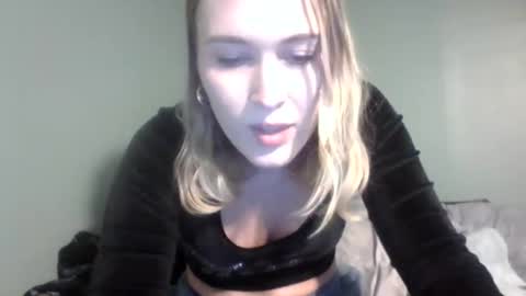 Snapshot of thelittlebambii chatting on 5, 1, 2025 Little Bambii online show from 5, 1, 2025
