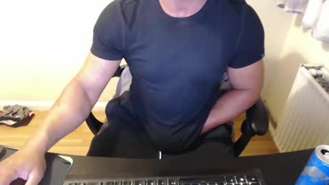 Snapshot of themusclefactory chatting on 9, 10, 2025 TheMuscleFactory online show from 9, 10, 2025