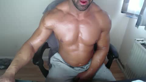 Snapshot of themusclefactory chatting on 10, 10, 2025 TheMuscleFactory online show from 10, 10, 2025